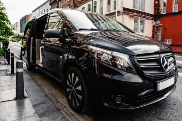 Чёрный минивэн Mercedes-Benz V-Class с открытой пассажирской дверью