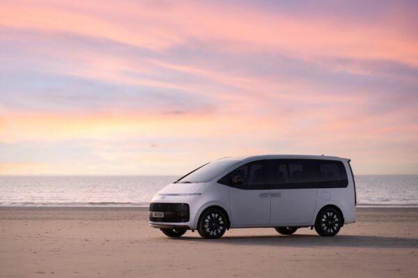 Белый пассажирский минивэн Hyundai Staria